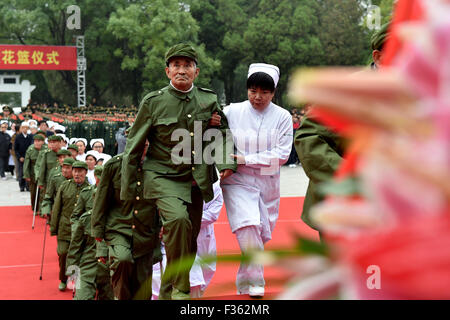 Taiyuan, China Shanxi Provinz. 30. Sep, 2015. Veteranen besuchen eine Zeremonie zu Ehren und zu verstorbene Nationalhelden auf des Landes erinnern zweite Martyrs' Day in Niutuozhai Friedhof der Märtyrer in Taiyuan, Shanxi Provinz Nord-China, 30. September 2015. Bildnachweis: Zhan Yan/Xinhua/Alamy Live-Nachrichten Stockfoto