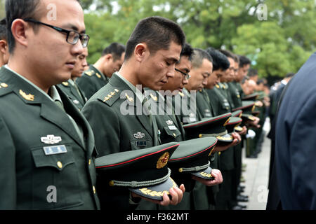 Taiyuan, China Shanxi Provinz. 30. Sep, 2015. Soldaten zu besuchen eine Zeremonie zu Ehren und zu verstorbene Nationalhelden auf des Landes erinnern zweite Martyrs' Day in Niutuozhai Friedhof der Märtyrer in Taiyuan, Shanxi Provinz Nord-China, 30. September 2015. Bildnachweis: Zhan Yan/Xinhua/Alamy Live-Nachrichten Stockfoto