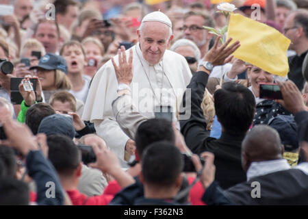 Vatikan-Stadt. 30. September 2015. Papst Francis Wellen zum Gläubigen, als er für seine wöchentliche Generalaudienz in dem Petersplatz im Vatikan, kommt Mittwoch, 30. September 2015 Credit: Massimo Valicchia/Alamy Live News Stockfoto