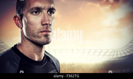 Zusammengesetztes Bild Nahaufnahme von schweren Rugbyspieler wegschauen Stockfoto