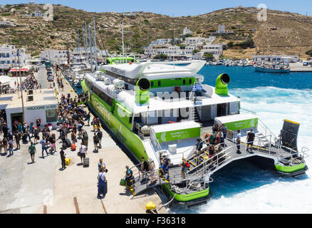 Touristen, die ankommenden und abfliegenden auf einem Katamaran in den Hafen von Yialos, Ios, Kykladen, Griechenland Stockfoto