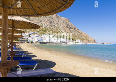 Sonne Schattierungen und Liegestühle am Strand Kamares, Kamares Stadt, Sifnos, Kykladen, Griechenland Stockfoto