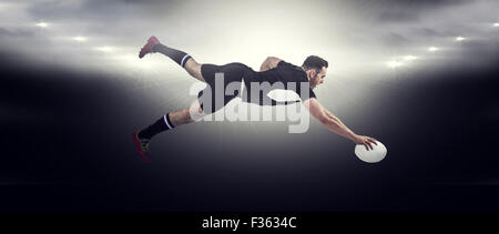 Zusammengesetztes Bild des Rugby-Spieler, erzielte einen Versuch Stockfoto