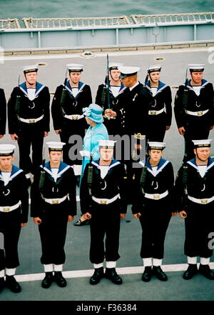 AJAXNETPHOTO. 23. JULI 2003. PLYMOUTH, ENGLAND. -MARINE FARBEN - HM DIE KÖNIGIN INSPIZIERT EHRENGARDE AUF DEM DECK DER HMS OCEAN. QUEENS-FARBEN-DARSTELLUNG.  FOTO: JONATHAN EASTLAND/AJAX.  REF: 323071 / 23 Stockfoto