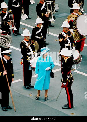 AJAXNETPHOTO. 23. JULI 2003. PLYMOUTH, ENGLAND. -KÖNIGIN FARBEN - HM DIE KÖNIGIN PLAUDERT MIT ROYAL MARINES BAND PRINCIPAL DIRECTOR DER MUSIK LT. COL CJ DAVIS B(HONS) LRAM RM AUF DEM DECK DER HMS OCEAN WÄHREND KÖNIGINNEN FARBEN PRÄSENTATION.  FOTO: JONATHAN EASTLAND/AJAX.  REF: 323071 / 16 Stockfoto