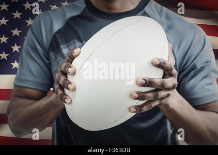 Zusammengesetztes Bild des Innenfeldes Sportler mit Rugby-ball Stockfoto