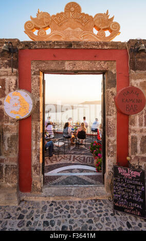 Eingang zum Palia Kameni Cocktail Bar in Fira, Santorini, Kykladen, Griechenland Stockfoto