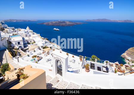 Blick auf die Caldera und Nea Kameni von Fira auf Santorin, Kykladen, Griechenland Stockfoto