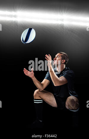 Zusammengesetztes Bild voller Länge des Rugby-Spieler den Ball fängt Stockfoto