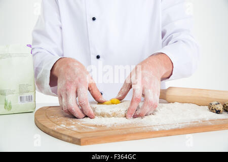 Closeup Portrait von einem männlichen Händen Teig Teig vorbereiten Stockfoto