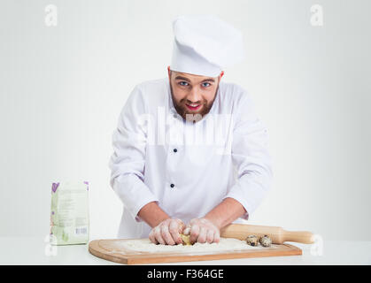 Porträt eines Bäckers vorbereitet Teig für Teig isoliert auf weißem Hintergrund Stockfoto