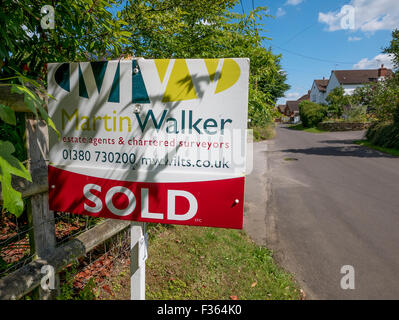 Haus verkauft melden Sie sich an einen englischen Wiltshire Weiler UK Stockfoto