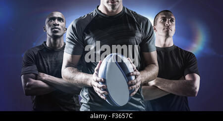 Zusammengesetztes Bild des nachdenklichen Rugby-Spieler mit ball Stockfoto