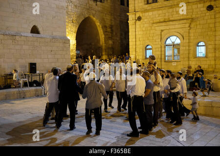 Religiöse Juden tanzen im Jüdischen Viertel am Simchat Beit HaShoevah in den dazwischen liegenden Tagen Sukkot Laubhüttenfest in der Altstadt von Jerusalem Israel Stockfoto