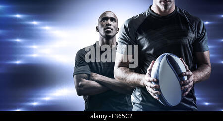 Zusammengesetztes Bild des nachdenklichen Rugby-Spieler mit ball Stockfoto