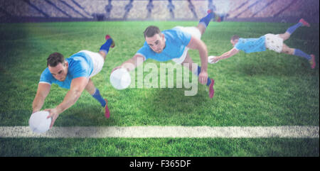 Zusammengesetztes Bild des Rugby-Spieler, erzielte einen Versuch Stockfoto