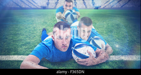 Zusammengesetztes Bild der Rugbyspieler wegsehen liegend vorne mit ball Stockfoto