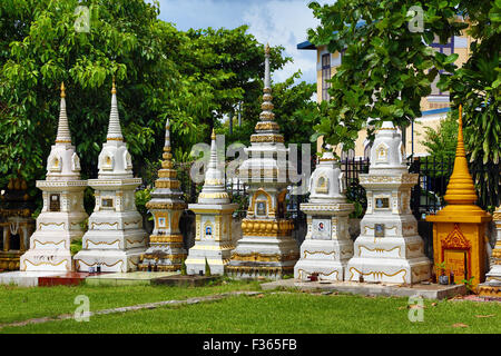 Gräber auf dem Friedhof im buddhistischen Tempel Wat Si Saket, Vientiane, Laos Stockfoto