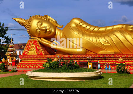 Riesige gold liegenden schlafenden Buddha-Statue in der Nähe, dass Luang Tempel Wat, Vientiane, Laos Stockfoto