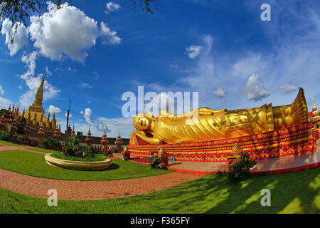 Riesige gold liegenden schlafenden Buddha-Statue in der Nähe, dass Luang Tempel Wat, Vientiane, Laos Stockfoto
