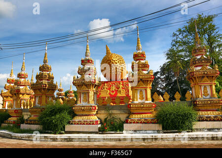 Grabsteine und gold liegenden schlafenden Buddha-Statue in der Nähe, dass Luang Tempel Wat, Vientiane, Laos Stockfoto