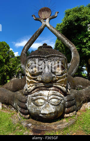 Statuen von Buddha Köpfe und Gesichter auf den Buddha Park, Vientiane, Laos Stockfoto