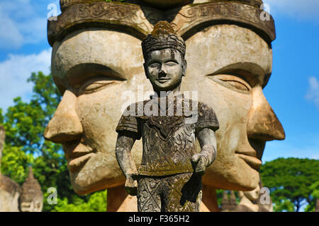 Statuen von Buddha Köpfe und Gesichter auf den Buddha Park, Vientiane, Laos Stockfoto