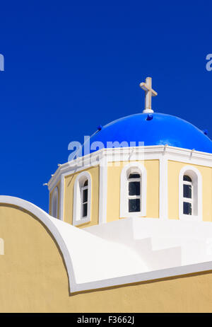 Blaue Kuppel-Kirche in Santorini, Kykladen, Griechenland Stockfoto