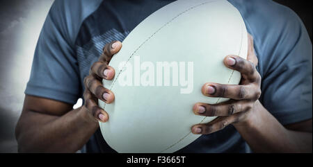 Zusammengesetztes Bild des Innenfeldes Sportler mit Rugby-ball Stockfoto