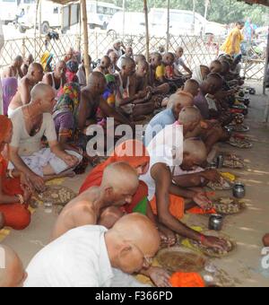 Allahabad, Indien. 30. Sep, 2015. Hindu Anhänger durchführen 'Pind Daan Tarpan", ein Ritual für die Vorfahren Seelen Frieden während des ersten Tages der Pitru Paksha an Sangam bei Allahabad. © Amar Deep/Pacific Press/Alamy Live-Nachrichten Stockfoto