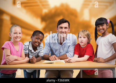 Zusammengesetztes Bild von Lehrer und Schüler lächelnd in die Kamera in Bibliothek Stockfoto