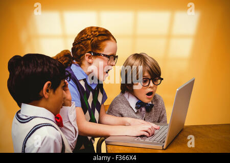 Zusammengesetztes Bild von Schülerinnen und Schülern mit laptop Stockfoto