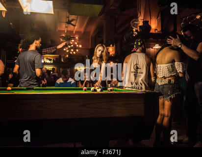 Eine Transgender-Frau spielt Billard in einer Bar auf der Khao San Road, Bangkok. Stockfoto