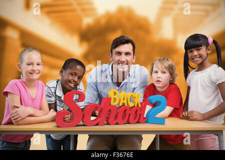 Zusammengesetztes Bild von Lehrer und Schüler lächelnd in die Kamera in Bibliothek Stockfoto