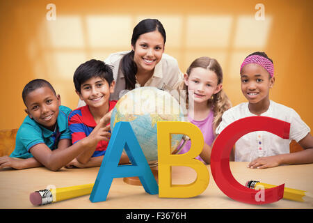 Zusammengesetztes Bild der niedlichen Schüler und Lehrer im Globe in Bibliothek suchen Stockfoto