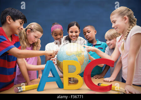 Zusammengesetztes Bild der niedlichen Schüler und Lehrer im Globe in Bibliothek suchen Stockfoto