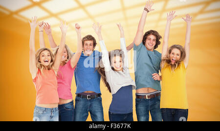 Zusammengesetztes Bild Feiern Freunde in die Luft springen Stockfoto