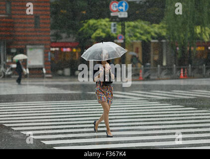 Ginza-Mädchen im Regen Stockfoto