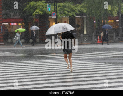 Tokio-Straße im Regen Stockfoto