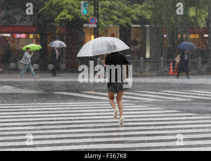 Ginza-Mädchen im Regen Stockfoto