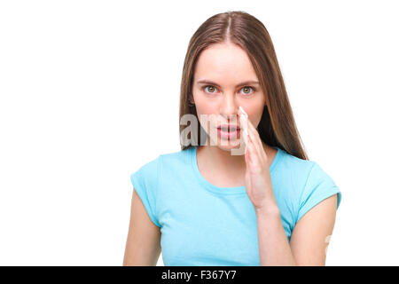 Junges Mädchen mit Hand in der Nähe von ihrem Gesicht. Klatsch-Konzept. Stockfoto