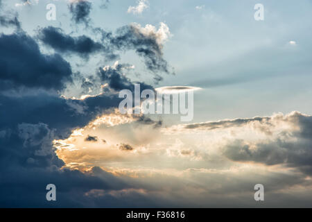 Schönen dramatischen Himmel. Dunklen und hellen Tönen. Die Sonne hinter Wolken versteckt. Stockfoto