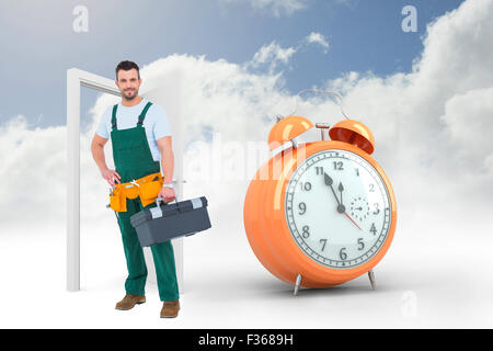 Zusammengesetztes Bild des lächelnden Zimmermann mit toolbox Stockfoto