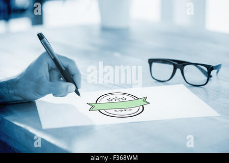 Zusammengesetztes Bild der Seitenansicht der Handschrift auf weißen Seite auf Arbeitstisch Stockfoto