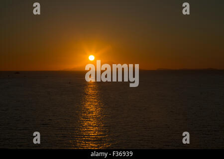 Sonnenuntergang über der Isola Ischia im Golf von Neapel Stockfoto