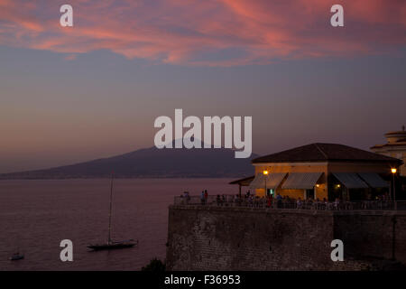 Sonnenuntergang Ansicht des Mount Vesuv über die Bucht von Neapel entnommen Sorennto Italien mit Turner Licht Stockfoto