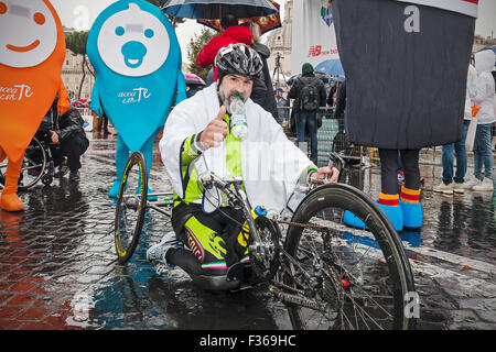 Rom, Italien - 22. März 2015: 21. Rom-Marathon, Handbike-Rennen italienische Fabrizio Caselli, bald nach seiner Ankunft an der Ziellinie gewann. Stockfoto