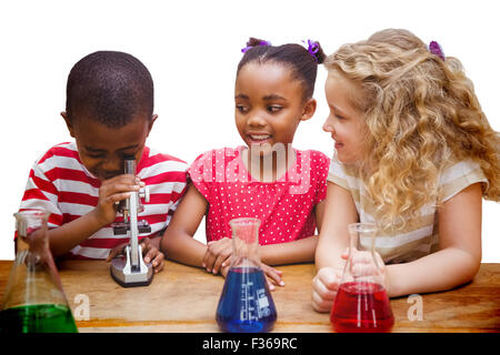 Zusammengesetztes Bild von niedlichen Schüler Mikroskop durchsehen Stockfoto