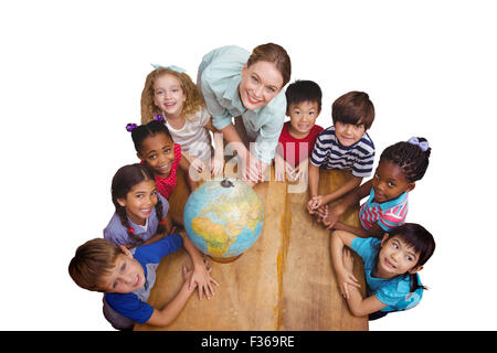 Zusammengesetztes Bild süß lächelnd weltweit im Klassenzimmer mit Lehrer Schüler Stockfoto