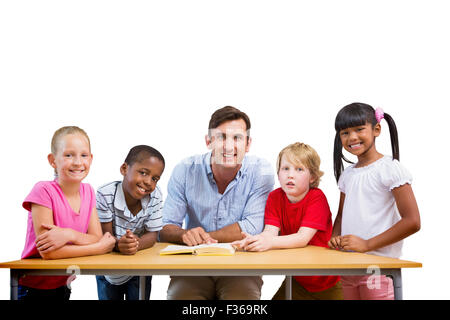 Zusammengesetztes Bild von Lehrer und Schüler lächelnd in die Kamera in Bibliothek Stockfoto